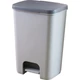 Négyzet alakú, világosszürke műanyag pedálos szemetes, 40L-es űrtartalommal. Modern, letisztult design, könnyen használható, a zsák a belső gyűrű segítségével rögzített. Tiszta állapotot biztosító kivehető alsó tálca.