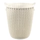 Törtfehér, kötött mintájú CURVER 'Knit' papírkosár, 7 literes űrtartalommal és kényelmes fogantyúkkal, elegáns megjelenéssel, ideális íróasztali használatra. Fehér háttéren fotózva.