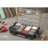 Kép 3/5 - Nagy teherbírású, fekete KETER Pro Gear RENDSZEREZŐ, áttetsző fedéllel, benne 8 kivehető tárolórekesszel és 2 nagy rekesszel, különböző szerszámok és anyagok rendezésére. Műhelyben, fém és fa háttér előtt elhelyezve.
