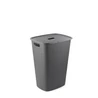 Kép 1/2 - Szürke, 56 literes CURVER 'SOFTEX' szennyeskosár, csukható fedéllel és kényelmes fogantyúkkal, különleges mintázattal, fenntartható műanyagból készült, fehér háttéren fotózva.