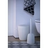 Kép 4/4 - Törtfehér CURVER 'KNIT' WC kefe modern dizájnnal, szőtt mintázattal, a mellékhelyiség esztétikus részét képezi. Kis méretével a legszűkebb helyeken is elfér, könnyen használható és tisztítható.