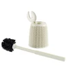 Kép 2/4 - Könnyen használható CURVER 'KNIT' WC kefe törtfehér, szőtt mintázatú tartóval, mellette fekete mosószivacs fej. Modern és praktikus megoldás, amely bármilyen fürdőszobában esztétikus hatást kelt.