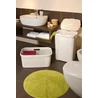 Kép 5/7 - Krémszínű Curver Style rattan hatású ruháskosár, 45 literes volumen, fürdőszobai környezetben, mellett egy kisebb tárolókosárral, zöld szőnyeggel a padlón, modern fürdőszobai berendezés közepette.