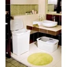 Kép 6/7 - Krémszínű, rattan hatású Curver Style szennyeskosár, 45 literes űrtartalommal, nyitott fedéllel, fürdőszobai környezetben, mellette egy kisebb tárolókosárral, világos zuhanykővel és zöld szőnyeggel.