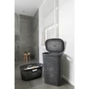 Kép 5/7 - A modern, szürke CURVER 'INFINITY' ruháskosár, amely 40L-es kapacitású, különböző méretű perforációval, praktikus fedéllel ellátva. Esztétikus dizájnja jól illeszkedik a fürdőszobába, háttérben zuhanyzóval és törölközőkkel.