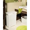 Kép 7/10 - Fehér színű, rattan hatású szennyestartó, 60 literes kapacitással, könnyen hozzáférhető, nyitható fedéllel, elegáns fürdőszobai környezetben elhelyezve. A kosár egyszerűen tisztítható és jól szellőzik.