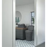 Kép 2/2 - Modern, világos fürdőszoba CURVER "Pure" 55 literes szennyestartóval. A sötétszürke, fedeles tároló stílusosan illeszkedik a berendezéshez, praktikus megoldást kínál a szennyes rendszerezésére.