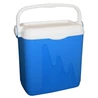Kép 3/4 - Kék CURVER hűtőtáska 20 literes űrtartalommal, fehér tetővel és kényelmes fogantyúval, ideális családi vakációkhoz vagy piknikezéshez. Kiváló minőségű anyagból készült, hosszú távú használatra.
