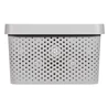 Kép 2/4 - Szürke CURVER 'INFINITY' tárolókosár, 17 liter űrtartalommal, lyukacsos mintázattal. Ellenálló műanyagból készült, könnyen tisztítható, kényelmes fogantyúkkal a könnyű szállítás érdekében. Fehér háttéren fotózva.