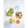 Kép 2/8 - Transzparens és kék színű CURVER „FRESH&GO” szögletes ételtartók hűtött ételekkel, mint például zöld szőlő, sárga narancs, tavaszi tészta és feldarabolt zöldségek egy fehér háttéren. Az ételtárolók egymás mellett