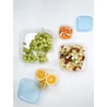 Kép 3/6 - Transzparens, szögletes CURVER 'FRESH&GO' ételtartók, 0,8L űrtartalommal. A képen zöld szőlő, narancs szeletek, főtt tészta salátával és szeletelt zöldségekkel találhatóak. Fehér háttéren, rendezett elrendezésben láthatók.