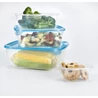 Kép 2/4 - Átlátszó és kék fedelű CURVER 'FRESH&GO' szögletes ételtartók, különböző méretekben, egymásra rakva, friss zöldség, tészta és sütemény tárolására alkalmasak, fehér háttér előtt.