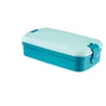 Kép 2/3 - Kék, műanyag ételtartó doboz, levehető, két részből álló fedéllel, evőeszköz készlettel, kompakt méretű, ideális munkába, iskolába vagy kirándulásra. Légmentesen záródik, űrtartalma 1,4 liter. Fehér háttéren fotózva.