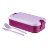 Kép 3/3 - Lila CURVER 'LUNCH&GO' ételtartó doboz, levehető fedéllel és evőeszköz készlettel, kompakt mérettel, amely könnyen szállítható. Az alsó részben kisebb edény található saláták tárolásához. Fehér háttéren fotózva.