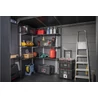 Kép 4/7 - Egy Keter tárolószekrény belső terében látható a SHELVING KIT 100 polckészlet, öt hosszú, állítható polccal. A polcokon szerszámok, festékes dobozok és sporteszközök rendezett elhelyezése figyelhető meg. A szürke falak között
