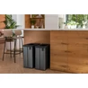 Kép 2/3 - Két CURVER 'VERTO RECYCLE' szemetes, modern, gyöngyház hatású designnal, fekete színben, egy fabútorral készült konyhapult alatt elhelyezve. A szemetesek széles érintőfelülettel rendelkeznek, ideális újrahasznosításhoz.