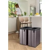 Kép 3/3 - Két Curver 'Verto Recycle' 54L szemetes áll egy modern konyhában, a világos falak és fa padló mellett. Az elegáns, gyöngyház hatású, könnyen nyitható fedéllel rendelkező kukák segítik a hulladék szétválogatását.