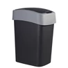 Kép 2/4 - Fekete CURVER 'PACIFIC FLIP BIN' billenő fedeles szemetes, 45 literes űrtartalommal, újrahasznosított anyagokból készült, zárható fedéllel a szagok elzárására. Ideális szelektív hulladékgyűjtéshez.