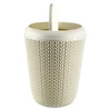 Kép 3/6 - Törtfehér, kerek CURVER 'Knit' fürdőszobai szemetes, 6 l űrtartalommal, szőtt mintázattal és zárható tetővel, amely praktikus használatot biztosít modern fürdőszobákhoz és irodákhoz.