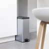 Kép 6/7 - Modern, ezüst színű CURVER 'SLIM BIN' pedálos szemetes, 40L-es űrtartalommal, keskeny kialakítással. A konyha sarkában helyezkedik el, kényelmes pedálhasználattal és újrahasznosított anyagból készült.