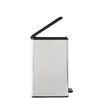 Kép 3/7 - 40L-es CURVER 'SLIM BIN' pedálos szemetes elegáns, ezüst színű fém külsejével és fekete pedáljával. Keskeny kialakításának köszönhetően kis helyeken is elfér, ideális szelektív hulladékgyűjtéshez. Fehér háttéren fotózva.