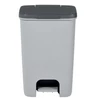 Kép 2/7 - Szürke, műanyag pedálos szemetes, 40L-es kapacitással, letisztult formával és kivehető alsó tálcával. Modern stílusú, zárt kivitel, ideális konyhákba vagy fürdőszobákba. Fehér háttéren fotózva.