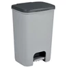 Kép 3/7 - Szürke CURVER 'ESSENTIALS' pedálos szemetes, 40 literes kapacitással, letisztult formával és kényelmes pedállal, konyhákban vagy fürdőszobákban való használatra, fehér háttéren.