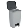 Kép 4/7 - Szürke, műanyag CURVER 'ESSENTIALS' pedálos szemetes, nyitott fedéllel, 40L-es kapacitással. Modern dizájn, kényelmes használat pedállal, mely konyhákban vagy fürdőszobákban ideális választás.