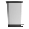 Kép 2/6 - Ezüst színű CURVER 'CHIC' pedálos szemetes, 45 literes űrtartalommal, modern designnal, gumírozott aljjal a padló védelme érdekében, érintés nélküli használatra. Fehér háttéren fotózva.