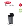 Kép 7/11 - Fekete, téglaalakú CURVER 'Compatta Duo' pedálos szemetes, két 23L-es rekesszel, hangtalan fedéllel és gumírozott talppal. Modern, környezetbarát design, 90%-ban újrahasznosított műanyagból készült, fehér háttéren fotózva.