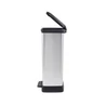 Kép 9/14 - Dupla rekeszes CURVER 'DECO BIN DUO' pedálos szemetes, 2x23L űrtartalommal. Fényes, ezüst színű fém borítással és fekete műanyag résszel, higiénikus pedálos működéssel, szagmentes fedéllel. Fehér háttéren fotózva.