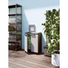Kép 4/4 - Szürke és fekete színben készült KETER 'SPLIT PREMIUM' szelektív hulladékgyűjtő műanyag tároló, zárható rekeszekkel, egyszerű nyitással, egy teraszon, növények és polc közelében elhelyezve.