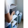 Kép 10/10 - Szürke színű CURVER 'Ready to Collect' szelektív hulladékgyűjtő, 5L-es változat, ergonomikus fogantyúval. A háttérben egy másik szemetes látható, természetes otthoni környezetben.