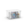 Kép 4/4 - Átlátszó műanyag tároló doboz fedővel, 47 literes űrtartalommal, ergonomikus fogantyúkkal, több napi használati tárgy tárolására alkalmas. A doboz fehér háttér előtt látható, jól láthatók benne a tárolt termékek.