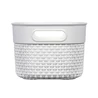 Kép 3/6 - Fehér CURVER 'FILO RECYCLED' XS kosár, 3,5 literes űrtartalommal, horgolt mintázattal és ergonómikus fogantyúval, ideális tárolásra kozmetikumoknak vagy konyhai eszközöknek. Fehér háttér előtt fotózva.