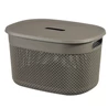 Kép 5/5 - Olíva zöld színű CURVER 'FILO RECYCLED' L 18L kosár, modern és nosztalgikus horgolt mintázattal, praktikus fedéllel, ideális tároló kozmetikumoknak, konyhai eszközöknek vagy újságoknak. Fehér háttéren fotózva.