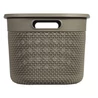 Kép 3/5 - Sötétzöld, horgolt mintázatú CURVER 'FILO RECYCLED' kosár, 18 liter űrtartalommal, ergonomikus füllel az egyszerű hordozhatóságért. Ideális tárolásra kozmetikumoknak vagy konyhai eszközöknek, fehér háttéren fotózva.