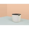 Kép 2/7 - Törtfehér, kerek CURVER 'Knit' kosár, sima belső felülettel és kötött hatású oldalakkal, 30L űrtartalommal, amely ideális fürdőszobai vagy irodai tárolásra. A képen világoskék padlón, rózsaszín háttérben látható.