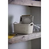 Kép 2/4 - Törtfehér, téglalap alakú CURVER 'Knit' kosár, mely kényelmes fogantyúkkal rendelkező, multifunkcionális tároló megoldás, fából készült polcon elhelyezve, könyvekkel. Ideális nappali, hálószoba vagy fürdőszoba rendszerezésére.