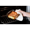 Kép 6/6 - Boroszilikát üvegből készült CURVER 'SMART COOK' 0,7 literes ételtartó, friss, sütőben készült étellel, fehér, hagyományos textil konyharuhával tartva, sütőben elhelyezve. Az ételtartó légmentesen zárható.