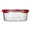 Kép 2/7 - Boroszilikát üvegből készült, piros műanyag fedéllel rendelkező 1,2 literes ételtartó, sima felülettel és légmentes záródással, mely sütőbe és mikrohullámú sütőbe is használható.