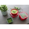 Kép 3/5 - Piros CURVER 'SMART ECO' szögletes ételtartó, 1,1L-es térfogatú, mikrohullámú sütőben melegíthető, fedelén szeleppel és tömítéssel, friss zöldségekkel és egy tál zöldborsóval körülvéve, világos fa asztalon elhelyezve.