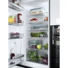 Kép 6/6 - Többféle ételtartó és friss zöldség található egy modern hűtőszekrényben, ahol a CURVER 'SMART ECO FRESH' 1,2L-es ételtartói átlátszó falú, praktikus tárolási megoldást kínálnak, a hűtött ételek frissen tartására.