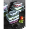Kép 3/5 - Több CURVER „SMART ECO FRESH” 3,5L téglalap alakú ételtartó látható, különböző zöldségekkel és gyümölcsökkel töltve, fekete gránit munkalapon, mellette egy piros paradicsom és bazsalikomlevél. Az ételtartók átlátszóak,