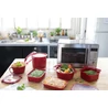 Kép 3/5 - Vörös színű CURVER 'SMART ECO' 1,2L ételtartó mikrohullámú sütő mellett, különböző ételekkel teli tárolók, friss zöldségek és tálalás közben. A konyhába illő, praktikus kialakítás.