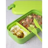 Kép 3/4 - Zöld CURVER 'LUNCH&GO' ételtartó doboz, melyben quinoa saláta és hummusz található. A doboz levehető tetővel és evőeszköz készlettel rendelkezik, ideális munkahelyi vagy iskolai étkezésekhez.