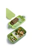 Kép 4/4 - Zöld CURVER 'LUNCH&GO' ételtartó, levehető tetejével, amely két részből áll. Az alsó részben salátának és köretnek hely, evőeszköz készlettel együtt. Friss ételek tárolására ideális, fehér háttéren fotózva.