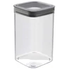 Kép 1/10 - Átlátszó, négyzet alakú CURVER 'DRY CUBE' tároló doboz, 1,8 liter űrtartalommal. Szürke, tömített fedéllel rendelkezik, és könnyen egymásra helyezhető, ideális konyhai élelmiszerek vagy fűszerek tárolására.
