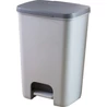 Kép 1/7 - Négyzet alakú, világosszürke műanyag pedálos szemetes, 40L-es űrtartalommal. Modern, letisztult design, könnyen használható, a zsák a belső gyűrű segítségével rögzített. Tiszta állapotot biztosító kivehető alsó tálca.