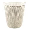 Kép 1/4 - Törtfehér, kötött mintájú CURVER 'Knit' papírkosár, 7 literes űrtartalommal és kényelmes fogantyúkkal, elegáns megjelenéssel, ideális íróasztali használatra. Fehér háttéren fotózva.